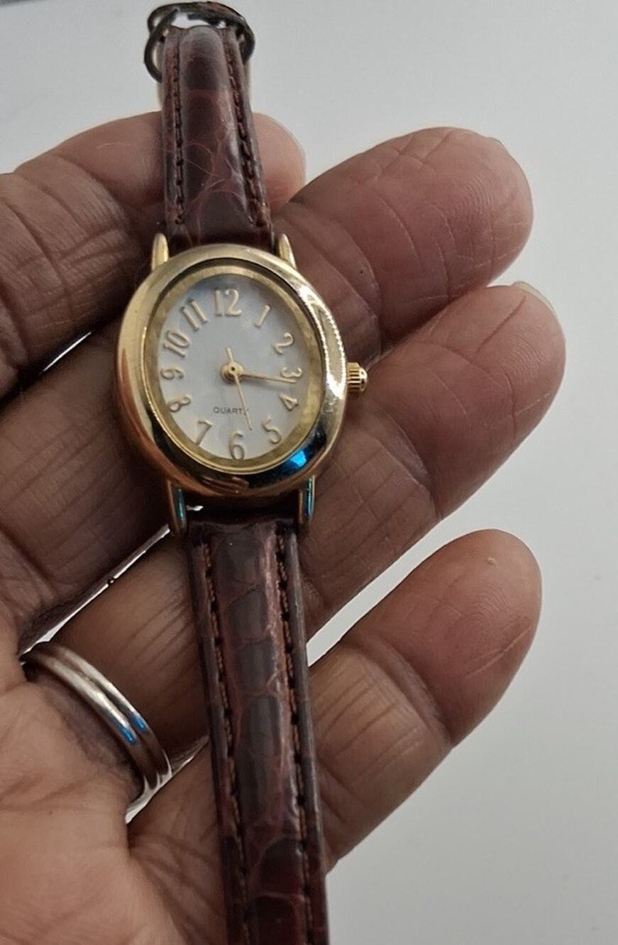 VTG Fossil F22/04 Womens Gold Tone Oval Quartz Watch Brown Leather Strap